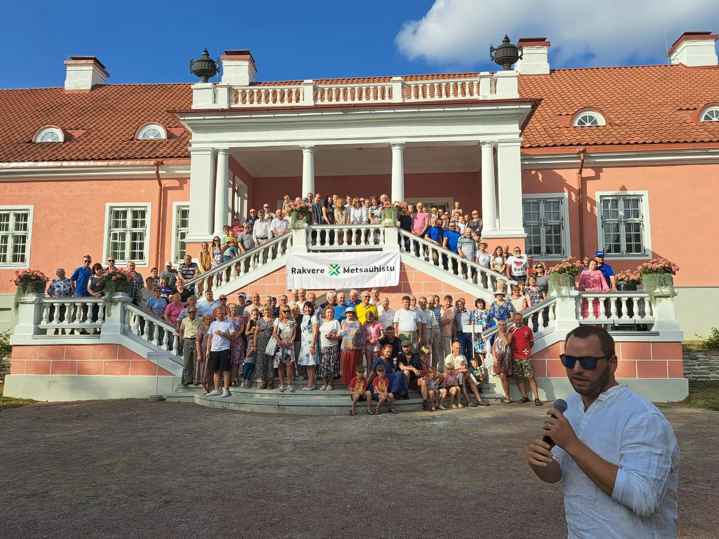 Rakvere Metsaühistu liikmed tegid enne kultusansambli Kukerpillid etteastet ühispildi.