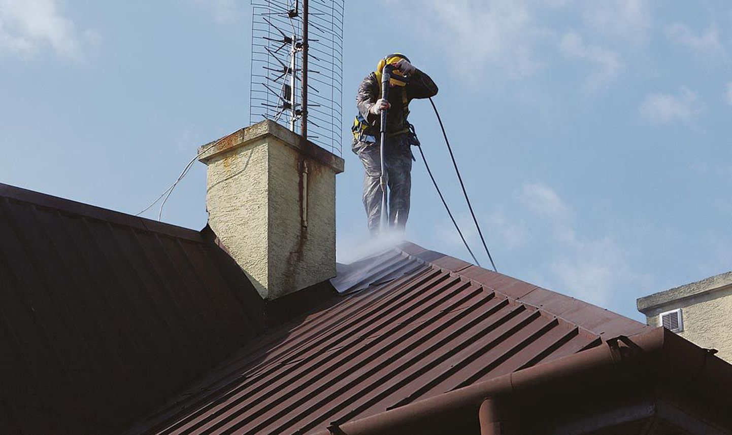 Survepesuga on tunduvalt hõlpsam katust puhastada kui pehme harjaga.