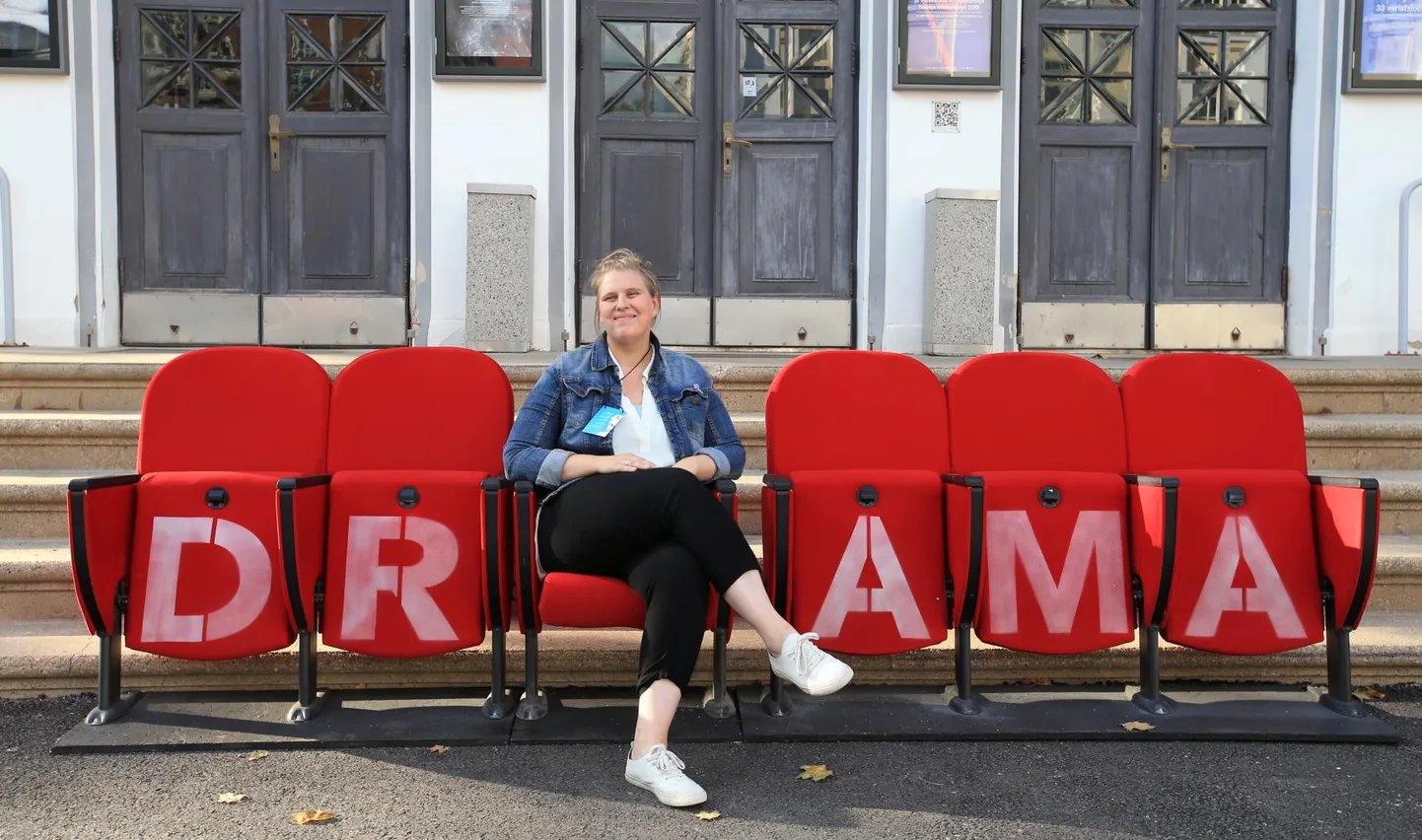 Maarja Mänd istus festivali Draama tänavakujunduseks paigaldatud istmereas Vanemuise väikese maja ees. Festival oli ovaalsaalis äsja avatud.