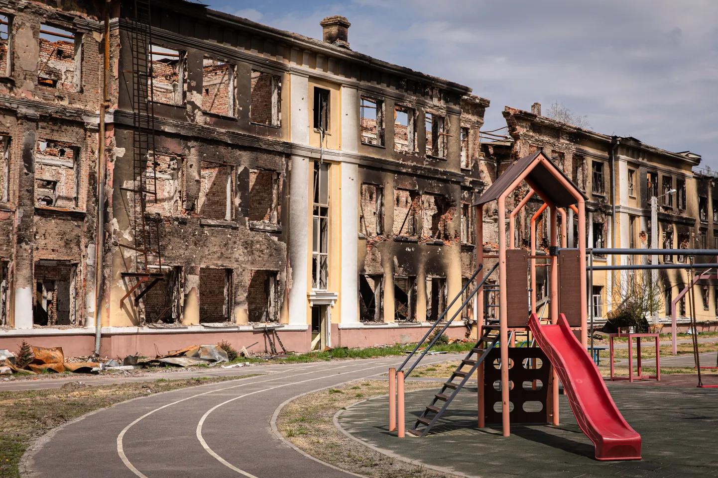 Vene suurtükitules hävitatud koolimaja Ukrainas Harkivi oblastis.