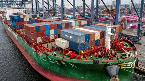 ES apsver sankcijas pret ostām, kas pieņem Krievijas naftu