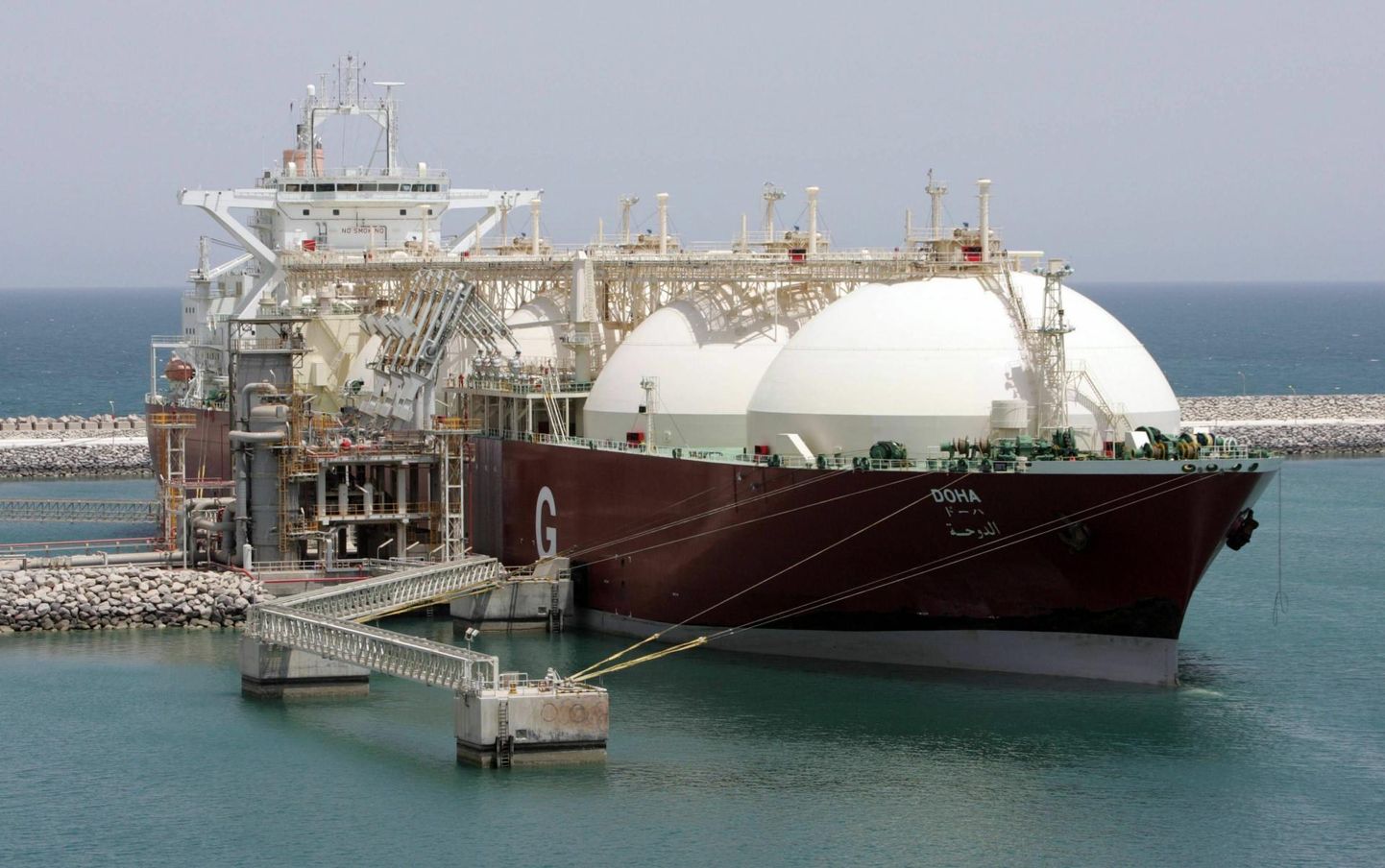 Euroopa on gaasikriisi vältel leidnud uusi veeldatud maagaasi allikaid. Pildil gaasitanker maailma suurimas maagaasiterminalis Ras Laffani sadamas Kataris.
