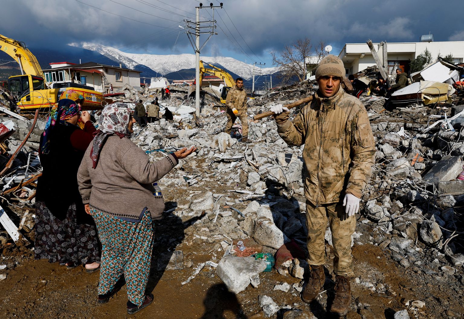 Gaziantep, Türgi. Päästetöötajad trotsivad külma ilma.