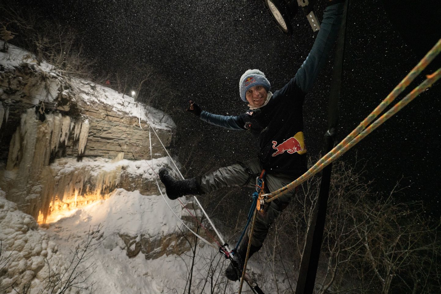 Яан Роозе - первый человек в мире, кто проскользнул по канату, натянутому над водопадом Валасте.