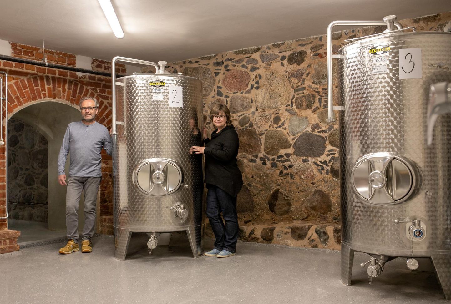Allikukivi veinimõisa pererahvas Raili ja Roman Hein kasutavad 160aastase häärberi keldrit tootmisruumina.