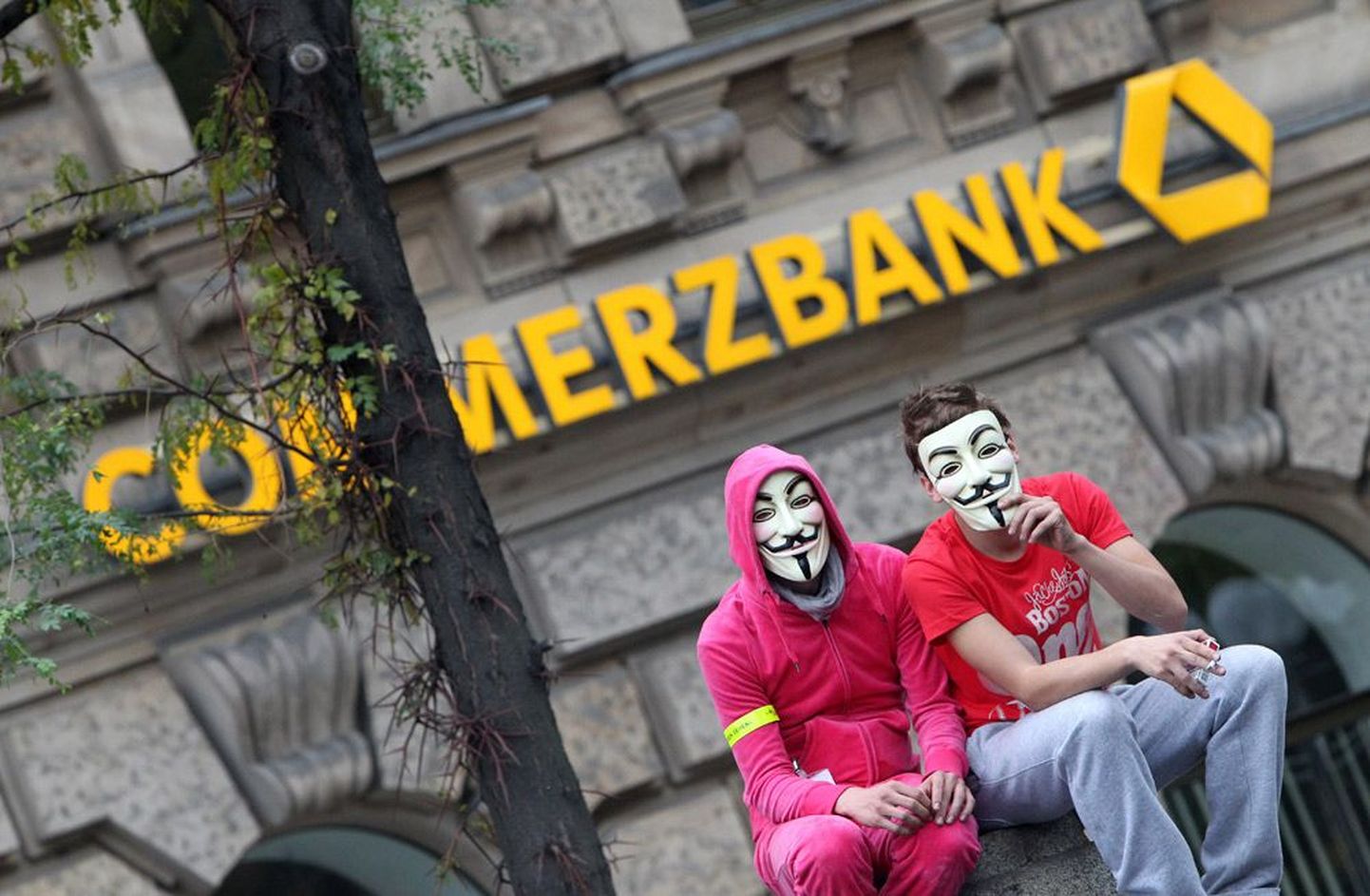 Üks Saksamaa suuremaid panku Commerzbank peab järgmise aasta juuliks hankima 5,3 miljardit eurot lisaraha. Pildil istuvad panga ees liikumise «Okupeerige Frankfurt» demonstrandid.