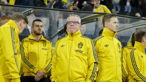 Eesti jalgpallikoondise kohtumine algas leinaseisakuga terrorirünnakus hukkunud fännide auks