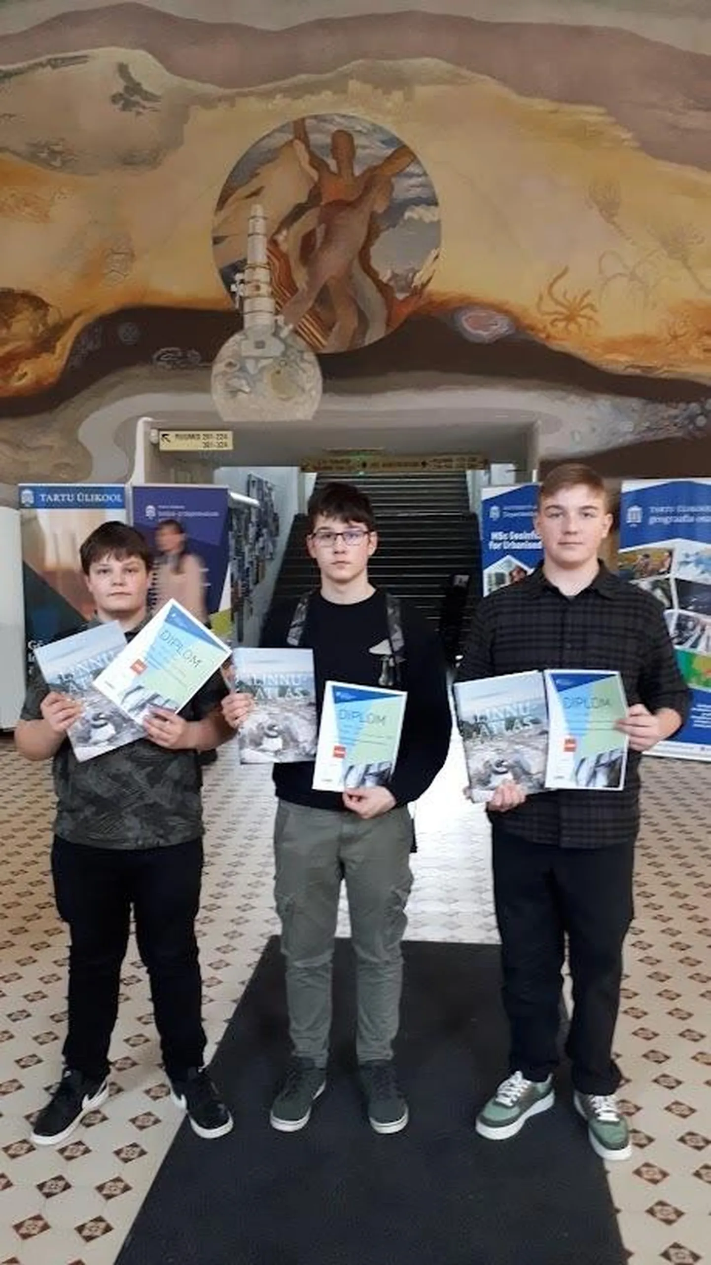 Pärnu Kuninga tänava põhikooli trio Vesipapp üllatas suurepäraste teadmistega suleliste kohta.
