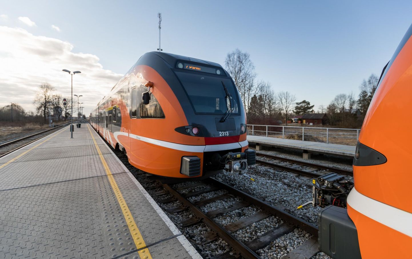 Hommikune Tallinn-Pärnu rong. Vagunite lahtihaakimine Lelle jaamas. Pärast 8. detsembrit on Lelles relsid püsti ning majandus- ja taristuminister Kadri Simson lubab isegi käepärasemat bussitransporti.