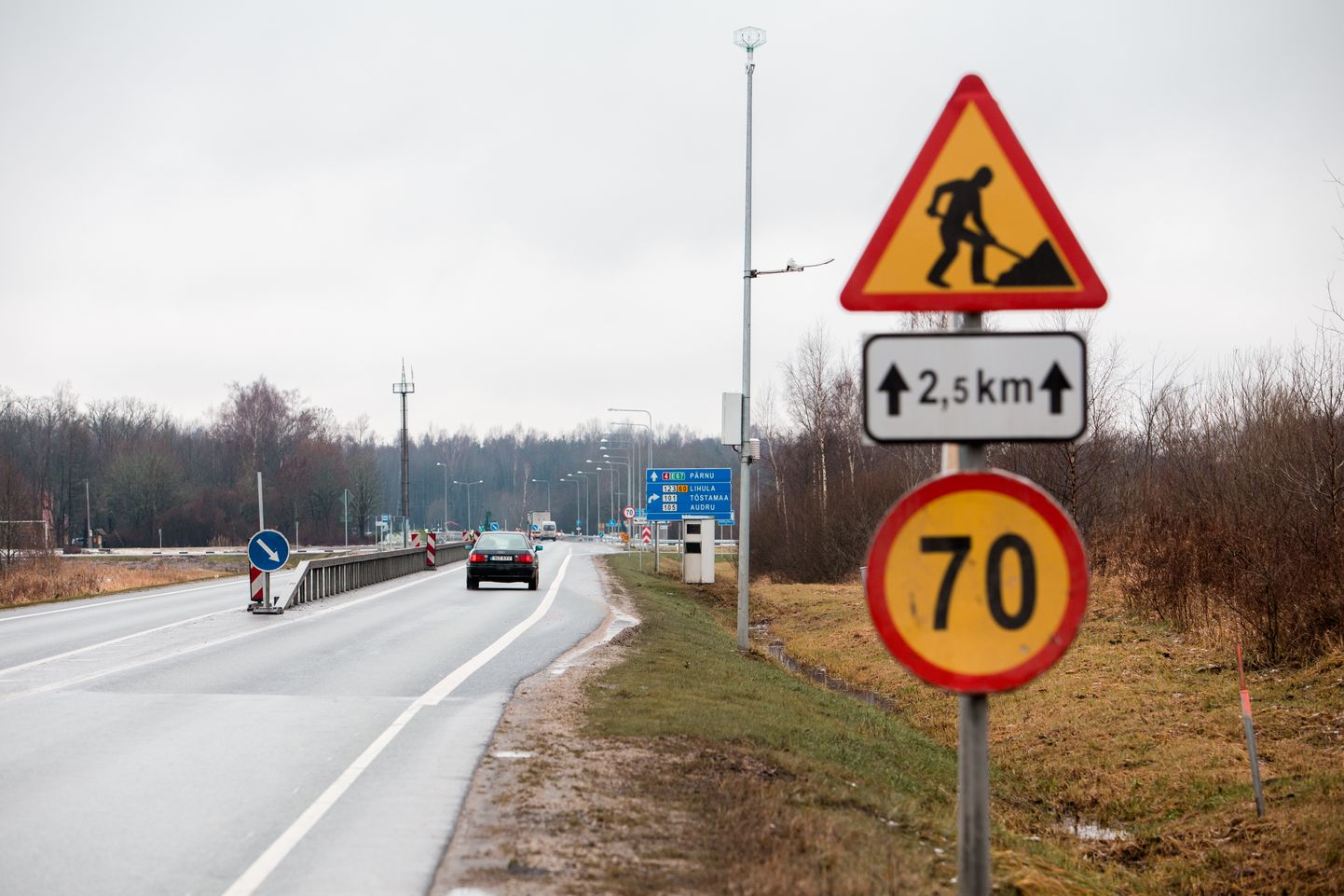 Tallinna-Pärnu-Ikla maanteel on keskpiire paigaldatud Nurme ja Sauga vahelisele vastremonditud teelõigule.