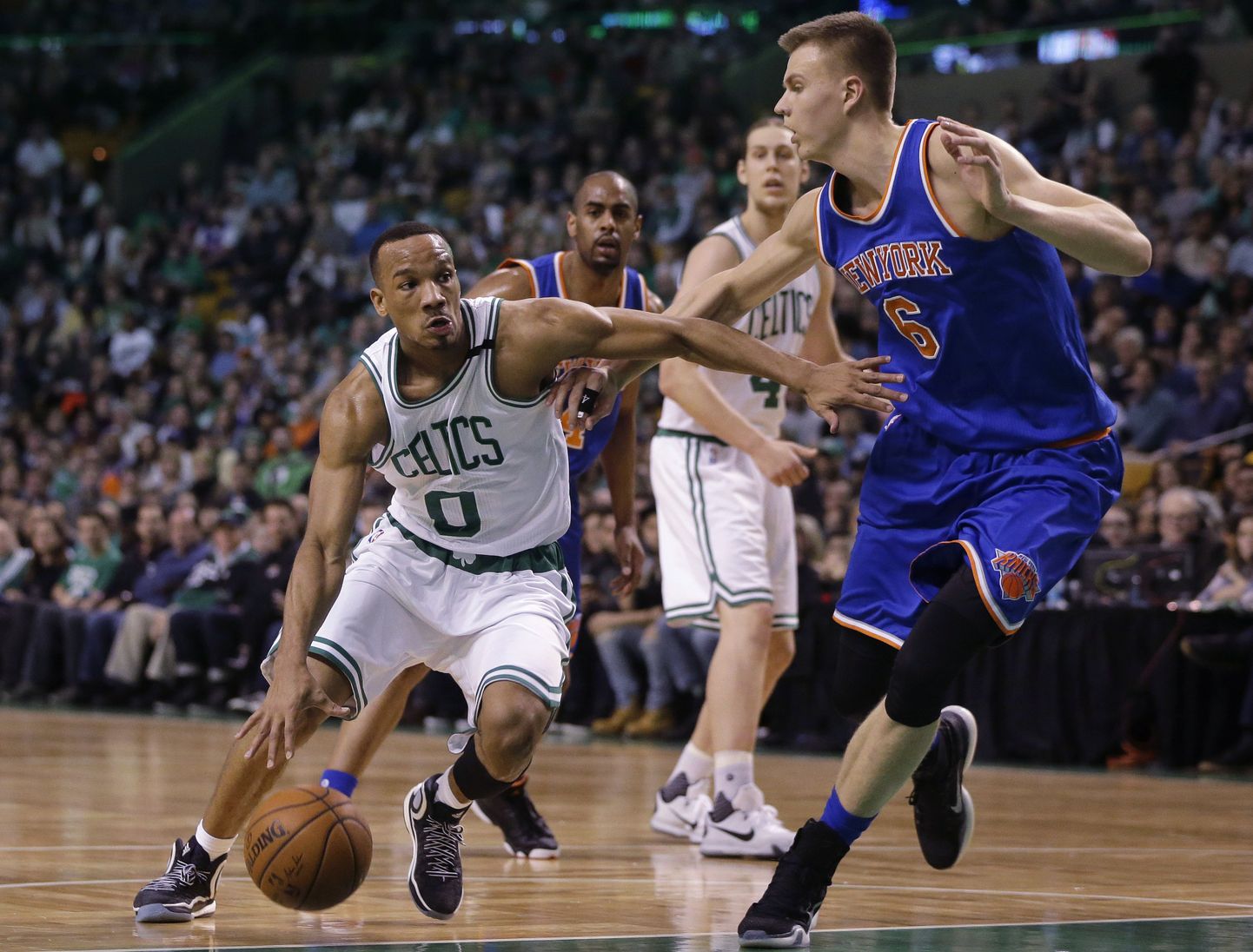 Kristaps Porzingis (paremal) üritab pidurdada Boston Celticsi tagameest Avery Bradleyt.