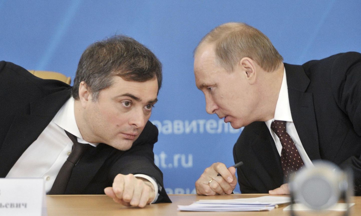 Venemaa presidendi Vladimir Putini põhiline poliitstrateeg Vladislav Surkov (vasakul) tegutses eelmise kümnendi alguses asepeaministrina, hiljem täitis riigipea lähima nõuniku rolli.