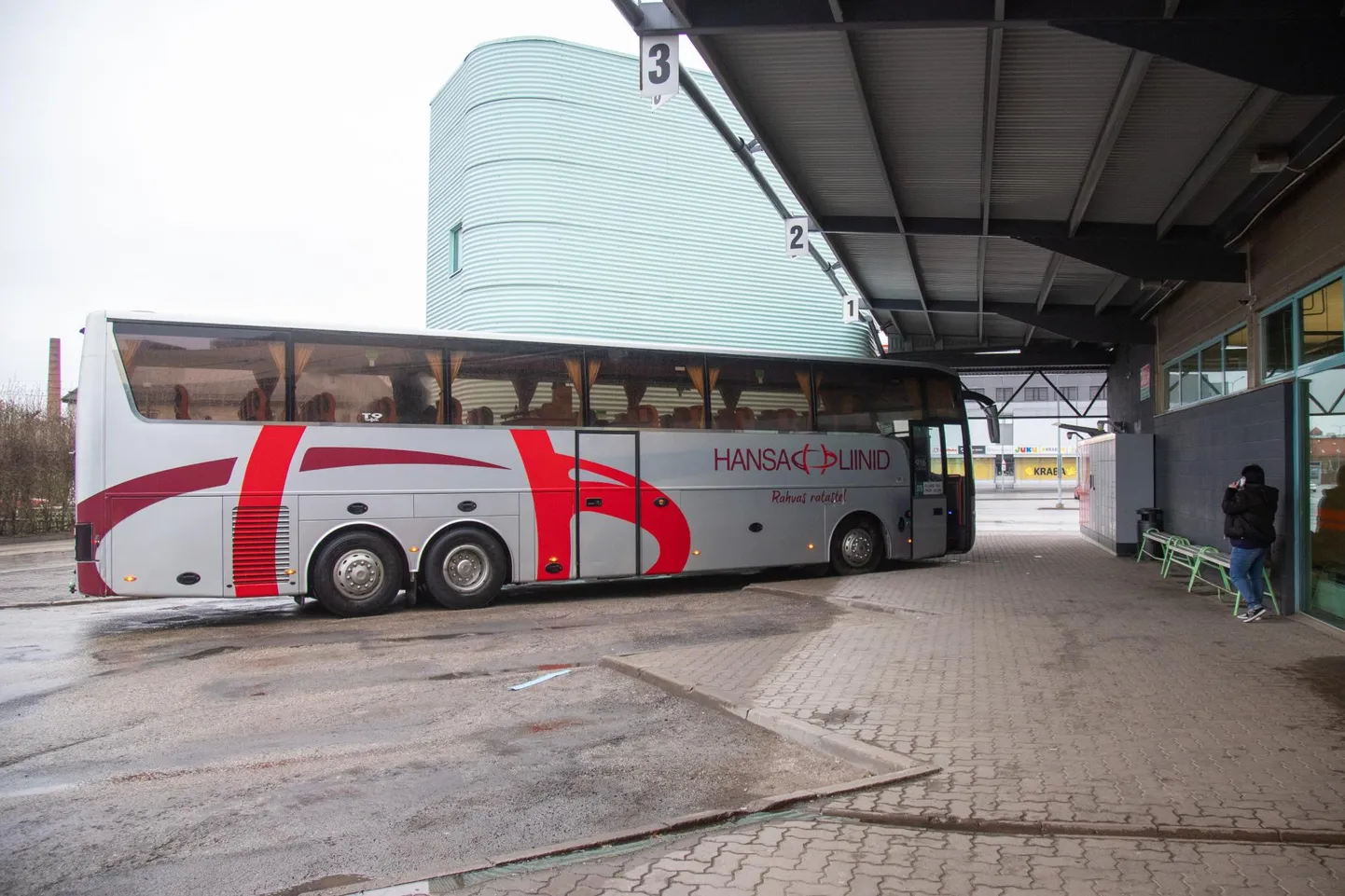 Esmaspäevast laupäevani väljub Viljandi bussijaamast esimene buss Tallinna kell 6.45. Pilt on tehtud 27. aprilli hommikul.