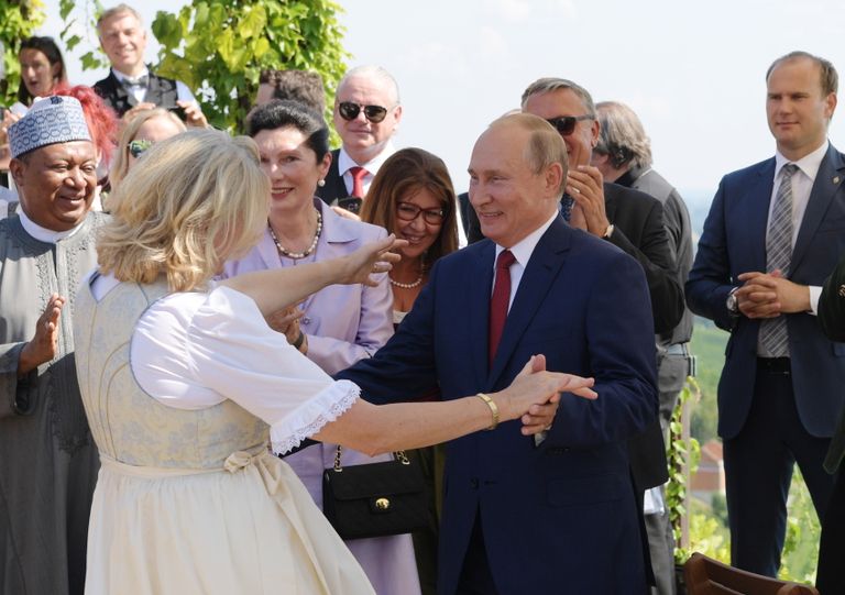 Танец Путина с министром иностранных дел Австрии Карин Кнайсль на ее свадьбе, Август 2018 года