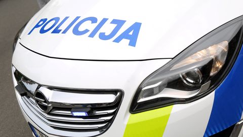 VIDEO ⟩ Policija aiztur četras personas, pie kurām atrod deviņus kilogramus marihuānas