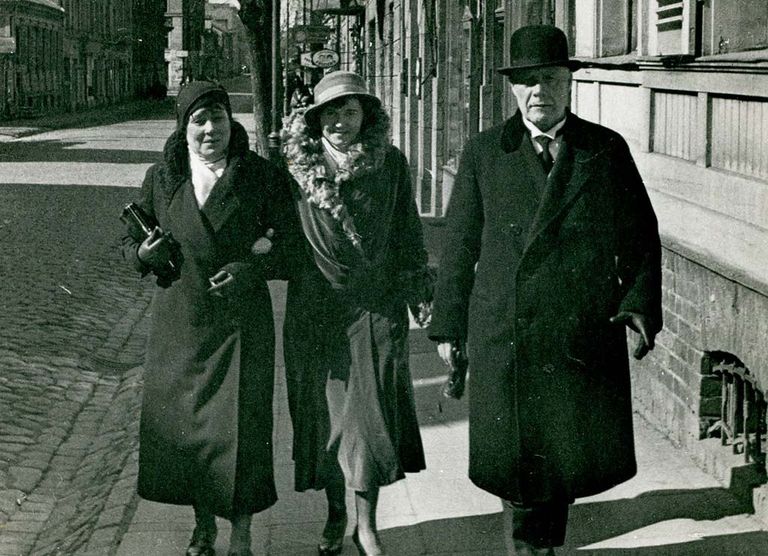 Ādams Butulis ar medicīnas māsu Emīliju Kulmani (pirmā no kreisās). Nezināms fotogrāfs. Rīga, ap 1935. gadu.