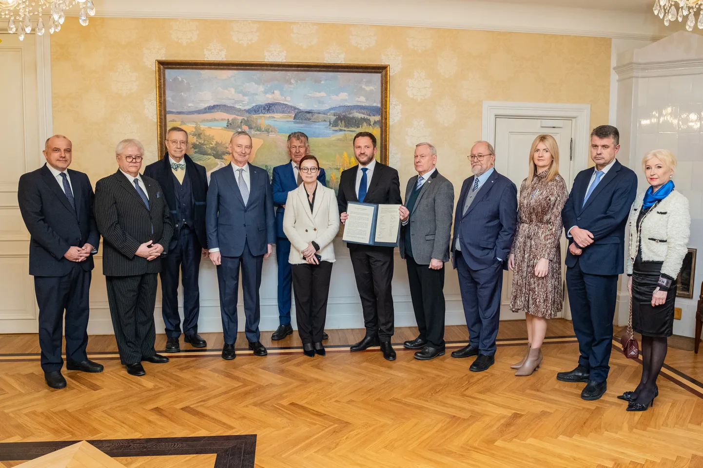 Foreign Minister Margus Tsahkna (centre, holding papers) and former Foreign Ministers Jüri Luik, Rein Lang, Toomas Hendrik Ilves, Siim Kallas, Jaan Manitski, Keit Pentus-Rosimannus, Trivimi Velliste, Riivo Sinijärv, Eva-Maria Liimets, Urmas Reinsalu and Kristiina Ojuland.