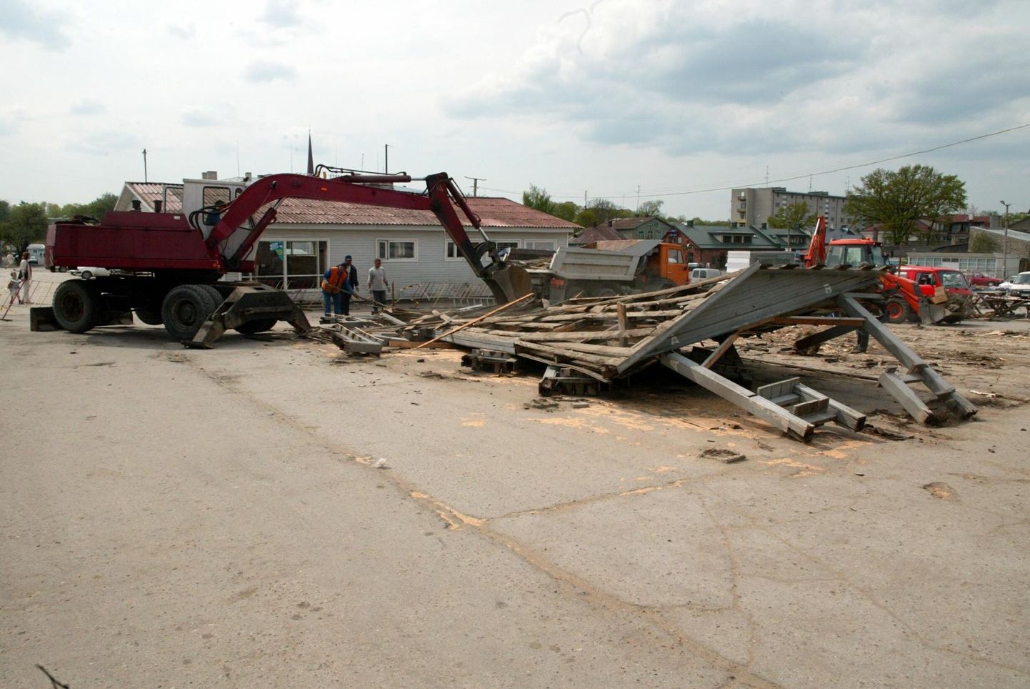 Rakvere turg asus praeguse Keskväljaku kohal ja sealseid ehitisi hakati lammutama 2003. aastal.