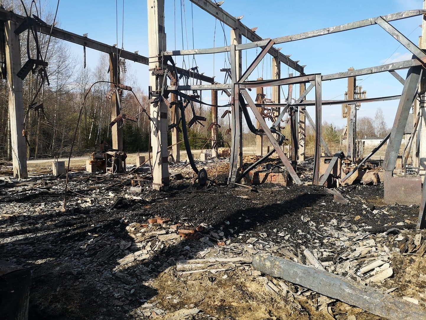 Kanepi vallas Vissi külas eelmisel kuul maha põlenud saekaatrist just väga palju alles ei jäänud.