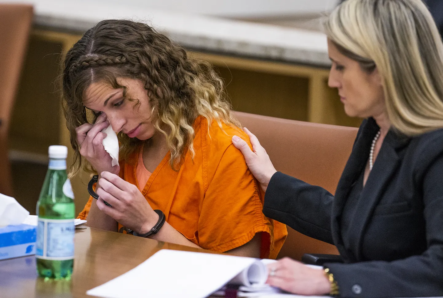 USa kooliõpetaja Brittany Zamora pühkis pisaraid, kui kuulis, et ta mõisteti 13-aastase koolipoisiga seksuaalsuhte loomise eest 20 aastaks vangi. Naist lohutas kohtusaalis kaitsja Belen Olmedo Guerra, kelle peamine kaitsetaktika oli hoopis ohvri süüdistamine.