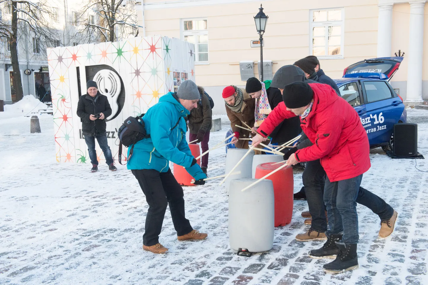 Trummimüdin Tartu raeplatsil.