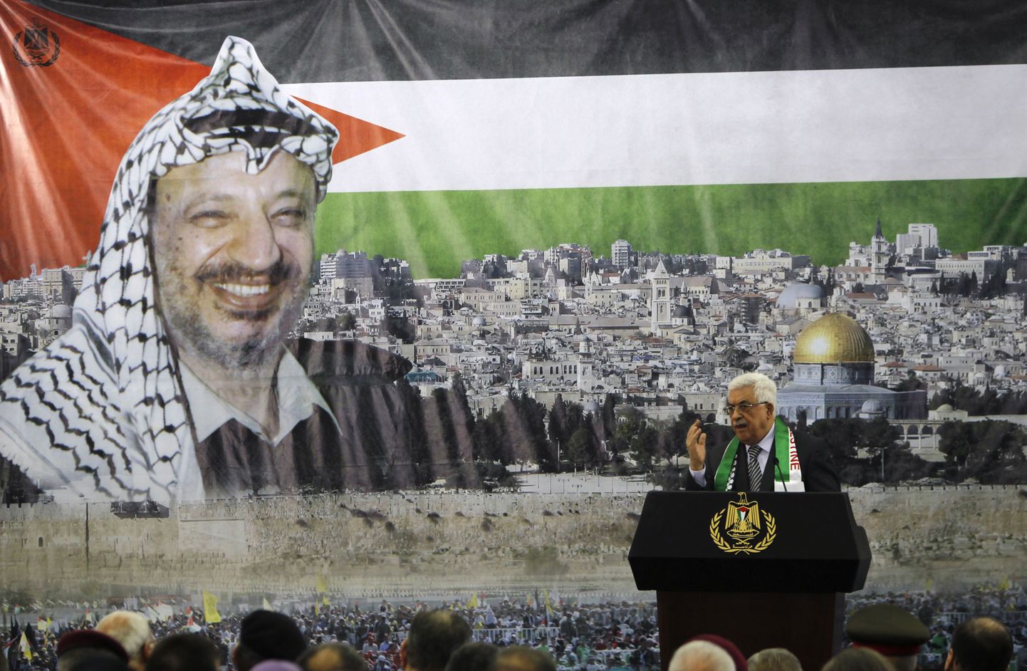Palestiina president Mahmoud Abbas seisab plakati ees, millel on Yasser Arafati pilt.