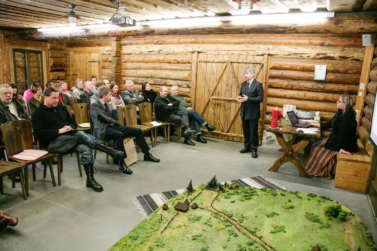 Üleeile võttis sihtasutus Tammsaare Muuseum Vargamäel kokku kümme tegevusaastat konverentsiga, kus vallavanem Kalju Kertsmikule (pildil) ütlesid sõna sekka ka kultuuriminister Rein Lang ja ERRi juhatuse esimees Margus Allikmaa. Päeva juhtis Rakvere teatri kunstiline juht Üllar Saaremäe.
