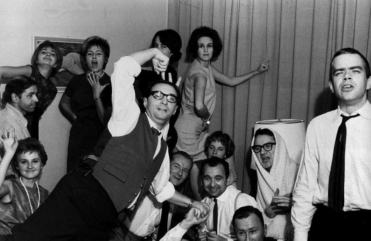 Leopold Tyrmand (keskel) korteripeol 1960. aastatel.