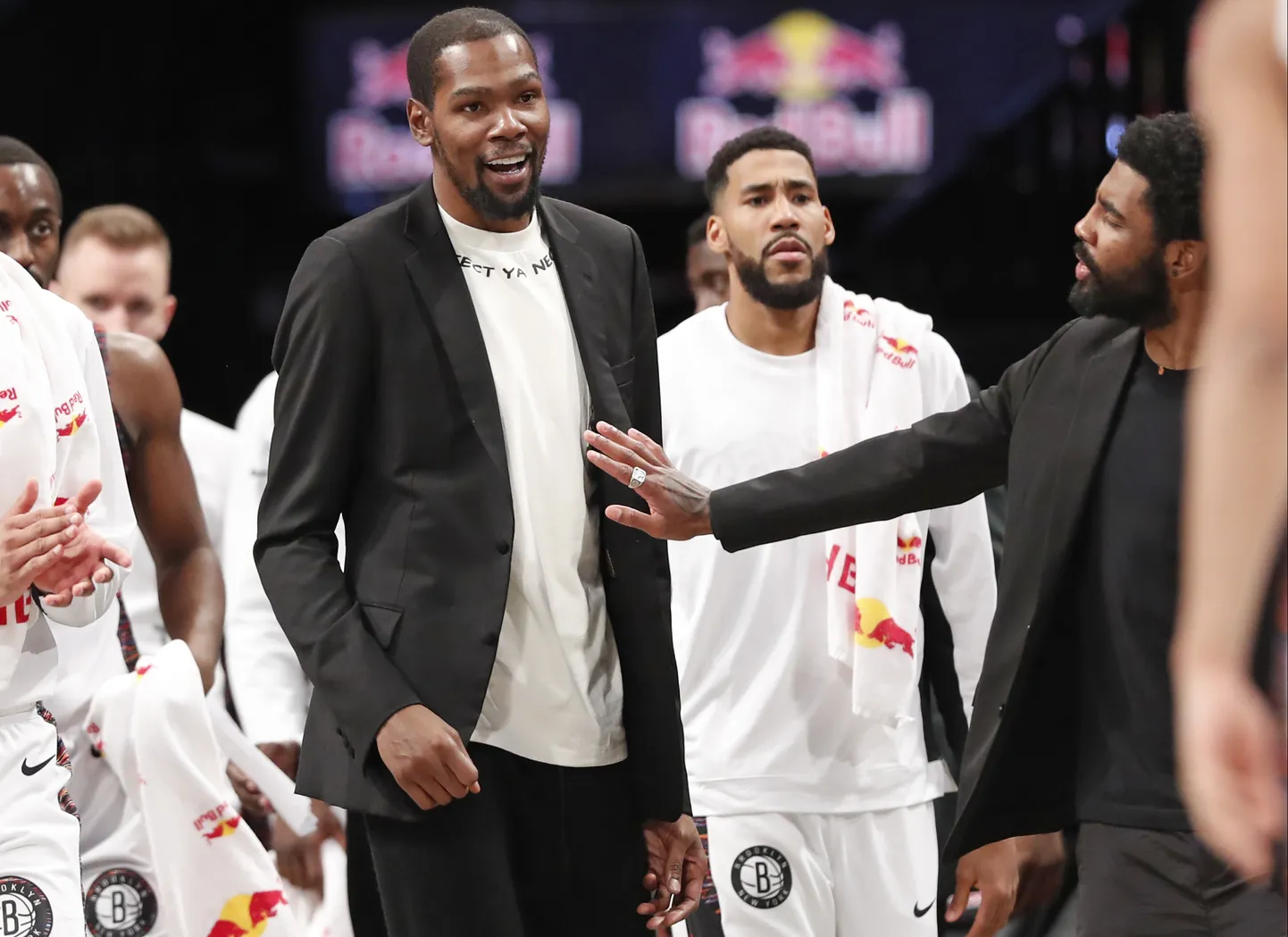 Kevin Durant ülikonnas vasakul.
