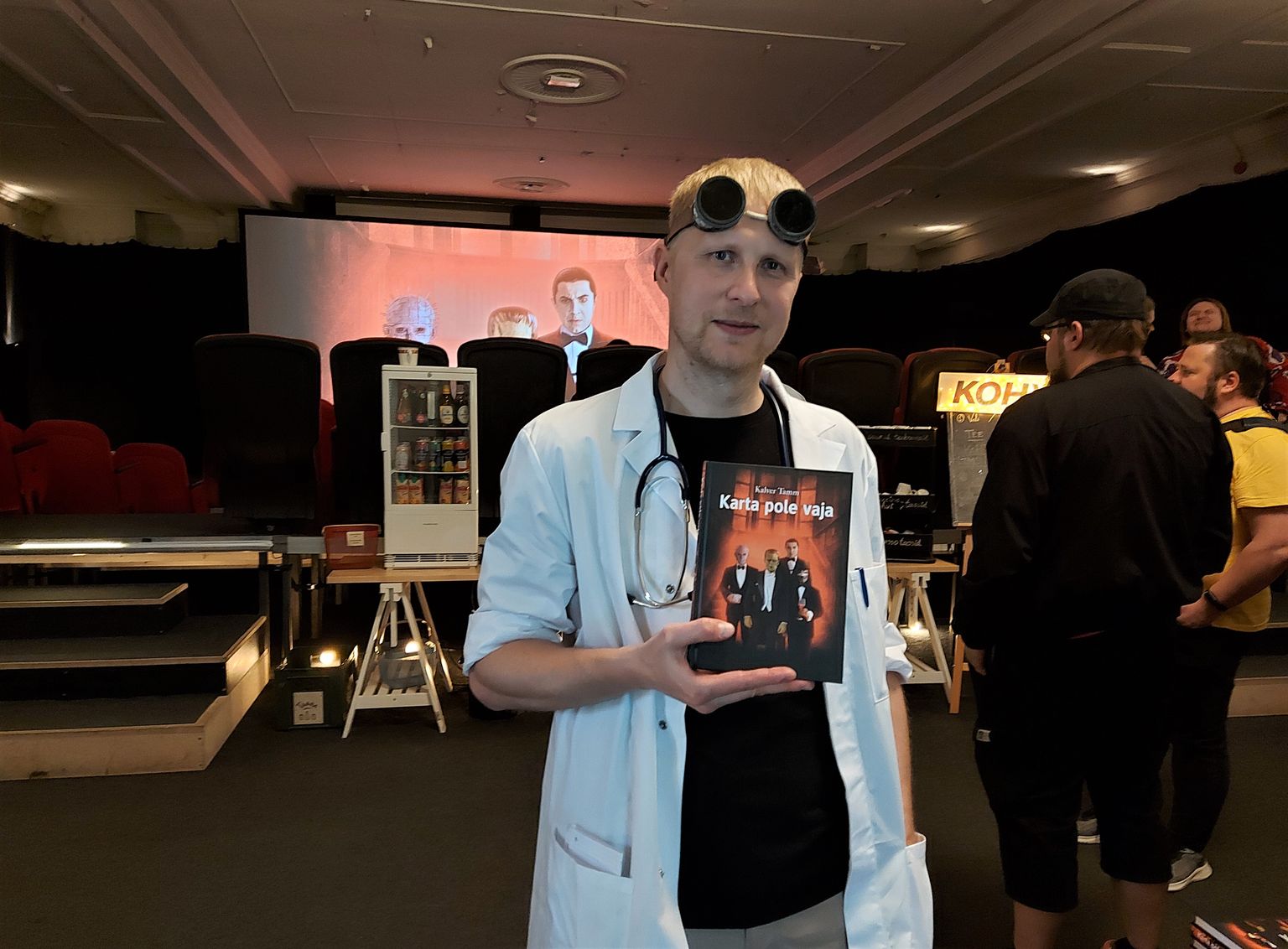 Kalver Tamm esitles raamatut kostümeeritult, nagu ta oleks just praegu doktor Frankensteinina laborist välja astunud.