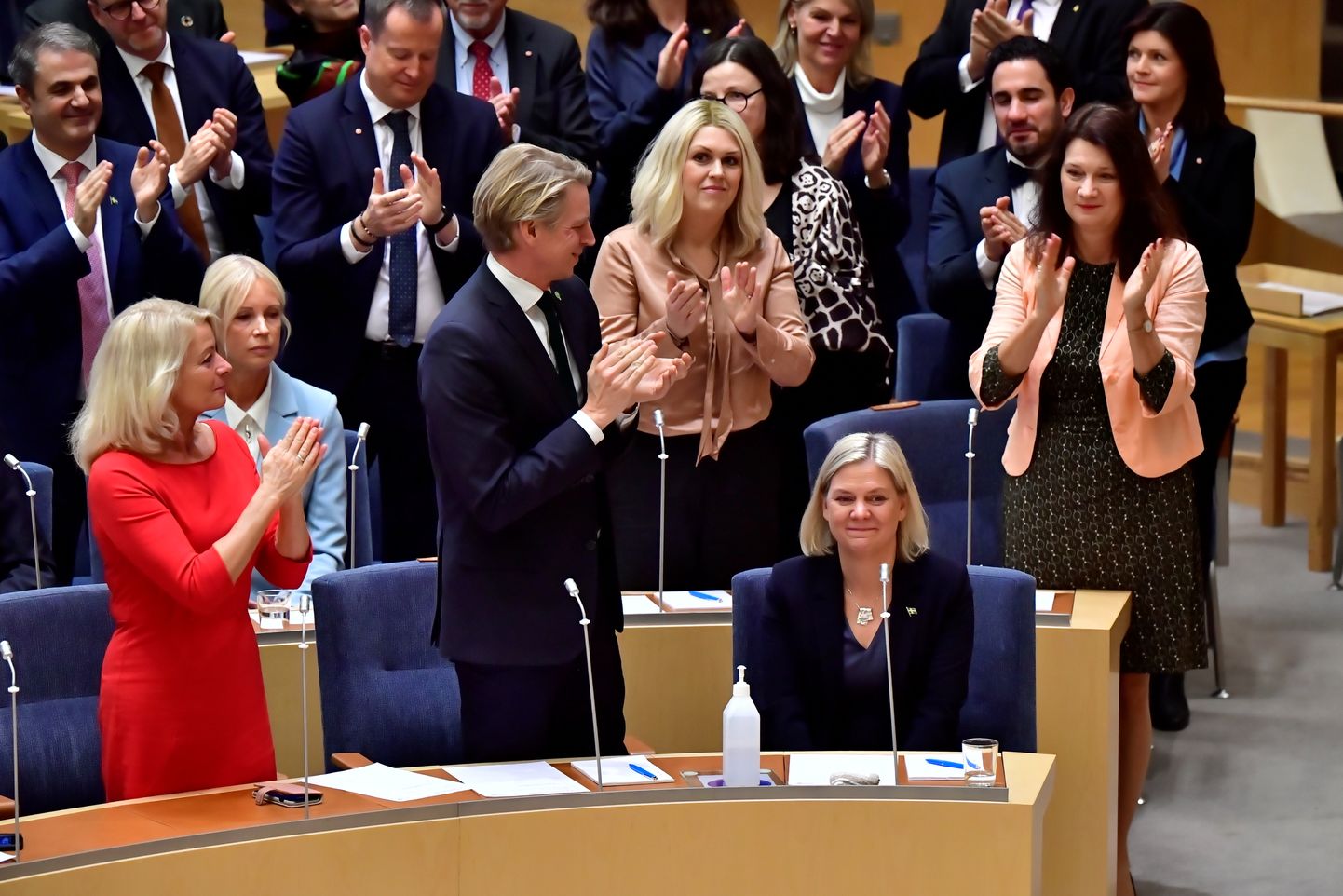 Rootsi parlament õnnitlemas Magdalena Anderssoni (istub) teistkordse peaministriks valimise puhul.