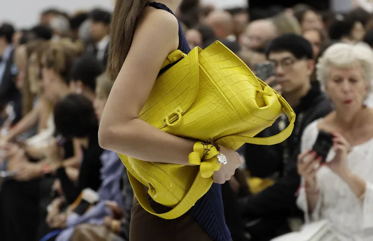 Kiireim pahatujuravi – lao oma kraam kollasesse käekotti. Salvatore Ferragamo. / Scanpix