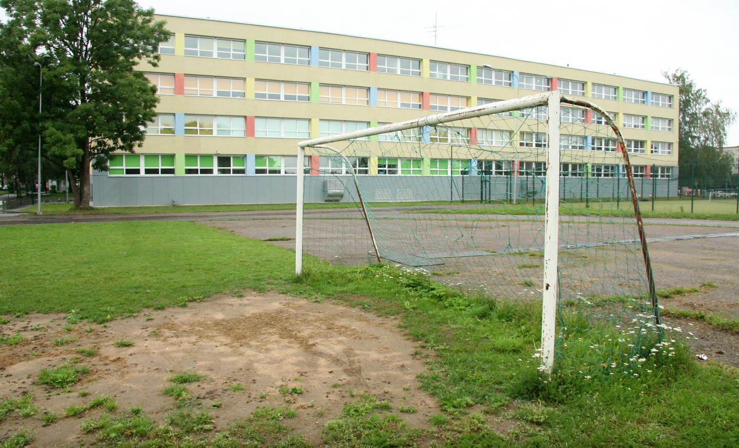 Hiljemalt järgmise aasta kevadel peaks Jõhvi turu ja raudtee vahele jääva vene põhikooli staadionil olema hoopis värskem ja nüüdisaegsem ilme.