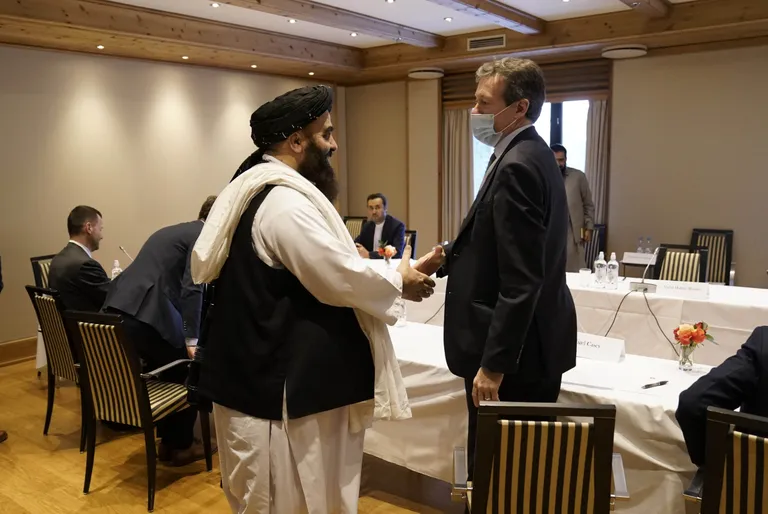 Eriesindaja Afganistanis Nigel Casey (paremal) surumas kätt Talibani välisministri Amir Khan Muttaqiga