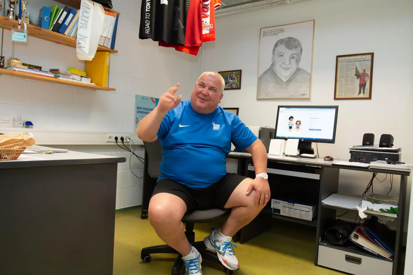 Kehalise kasvatuse õpetajate kabinetis on üleval ka õpilase joonistatud pilt Mehisest.