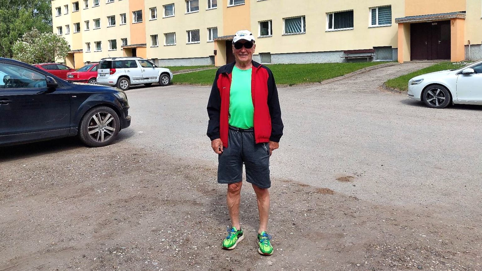 Ilmar Tagel oma kodu ees.