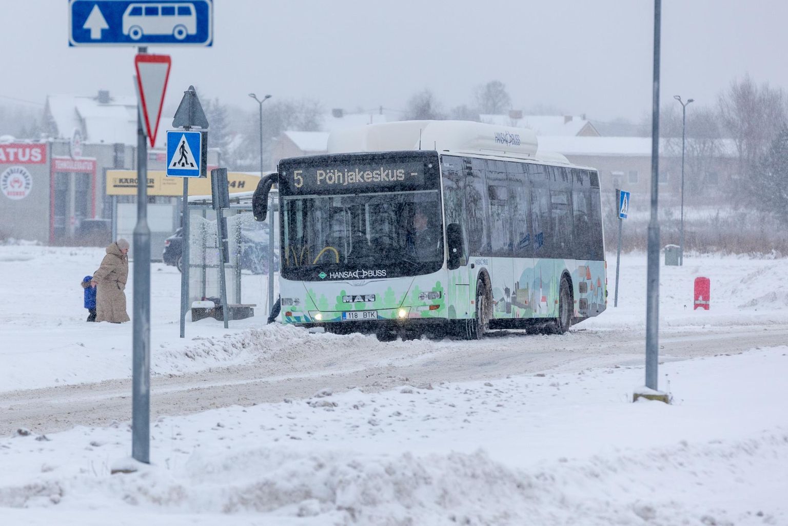 Fotol on Rakvere linnaliini number 5 buss Põhjakeskuse peatuses.