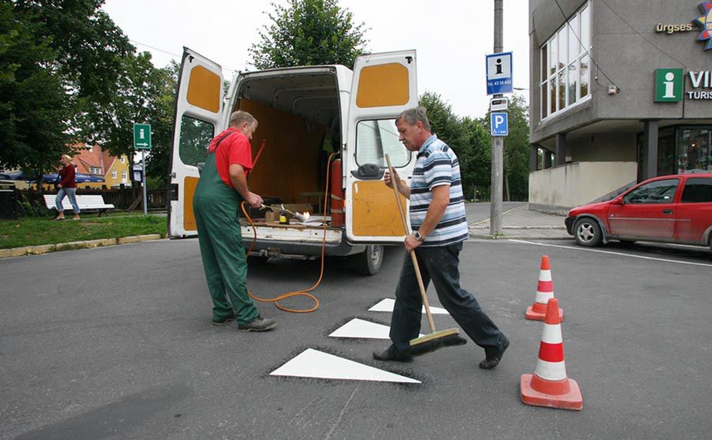 Eile joonistasid Ants Helinurme töötoa töötajad Vabaduse platsile maha märgistust, mis peaks aitama autojuhil uues liikluskorras hakkama saada.