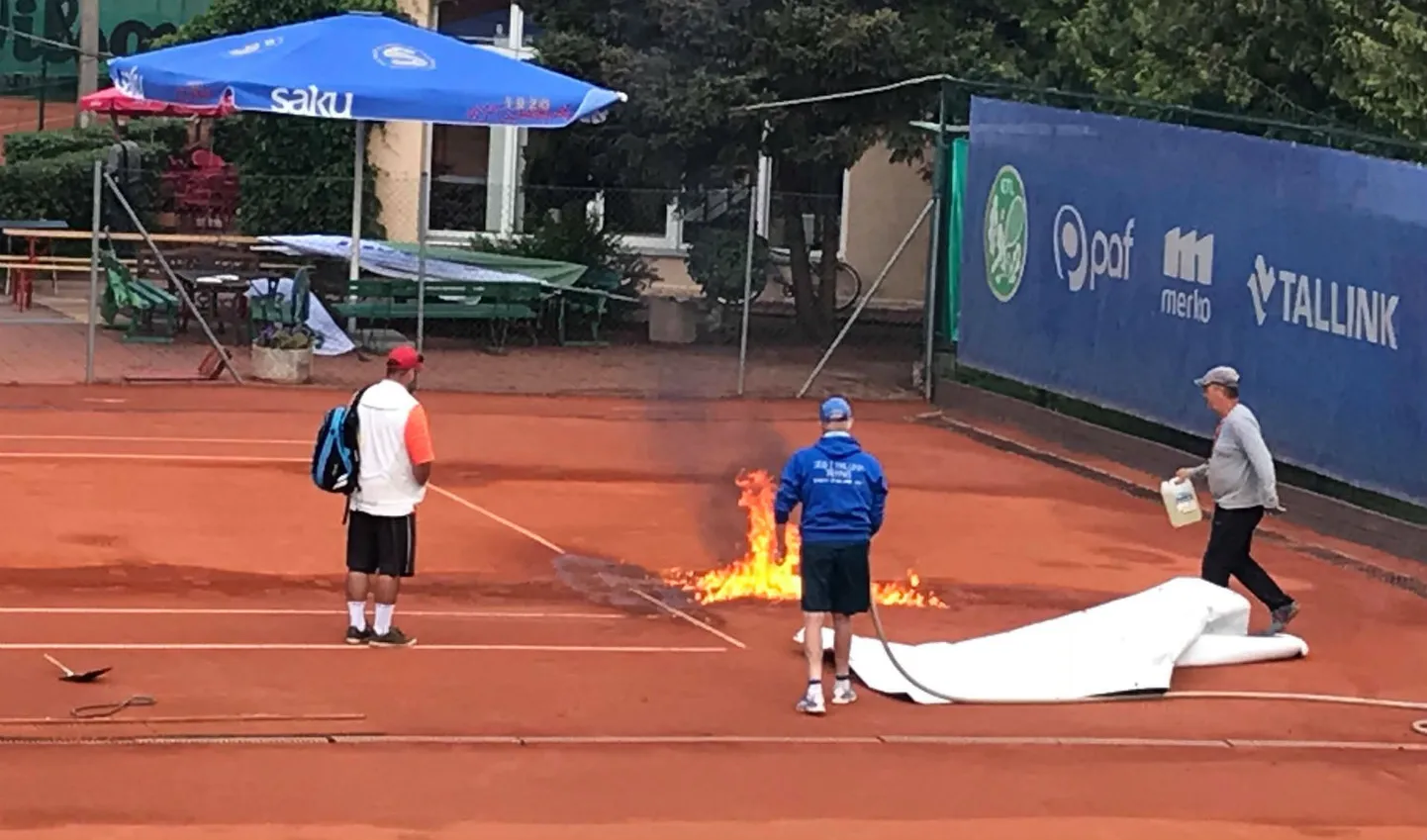 Kalevi tenniseväljakud vajasid «antiikset» kuivatmismeetodit