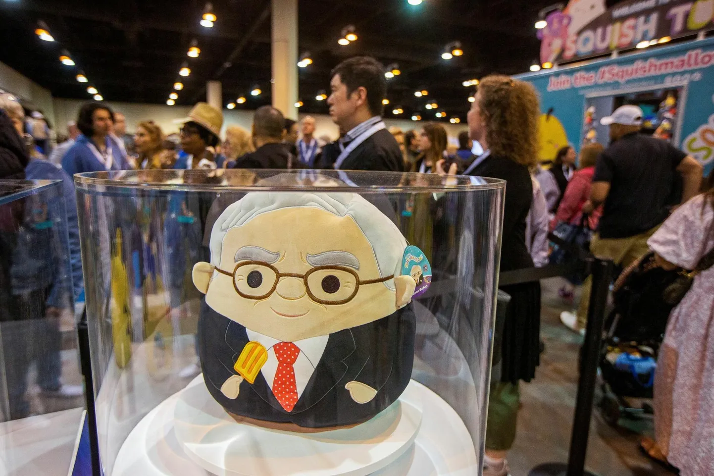Warren Buffetti kujuga suveniir Berkshire Hathaway aktsionäride üldkoosolekul eelmise aasta 5. mail.