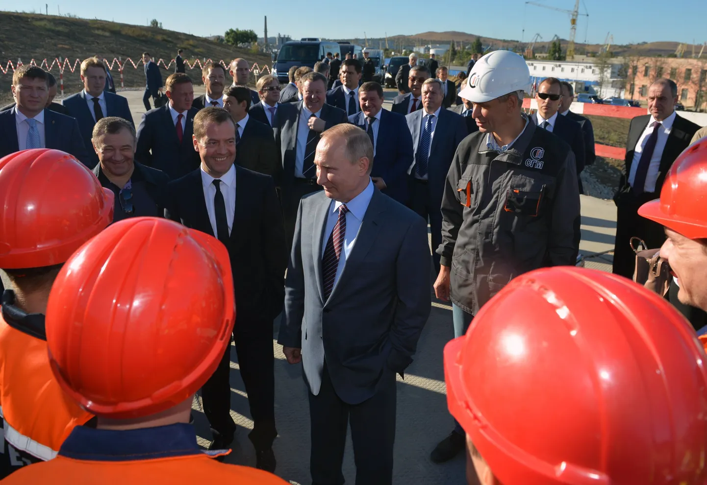 Vene president Vladimir Putin ja peaminister Dmitri Medvedev (vasakul) eile Krimmis Kertšis.