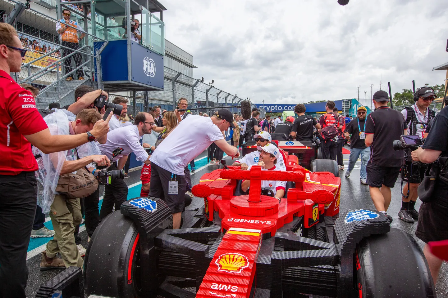 F1 Lego-vormel, millega kihutasid Ferrari sõitjad Charles Leclerc ja Lewis Hamilton.