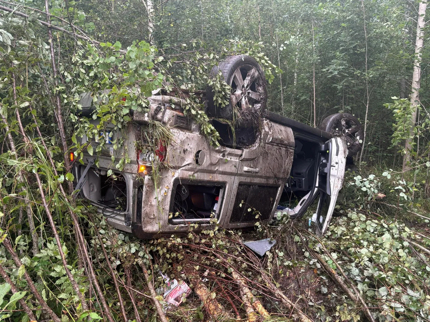 Autos olid teelt välja sõidu ajal naine ja kaks alaealist last.