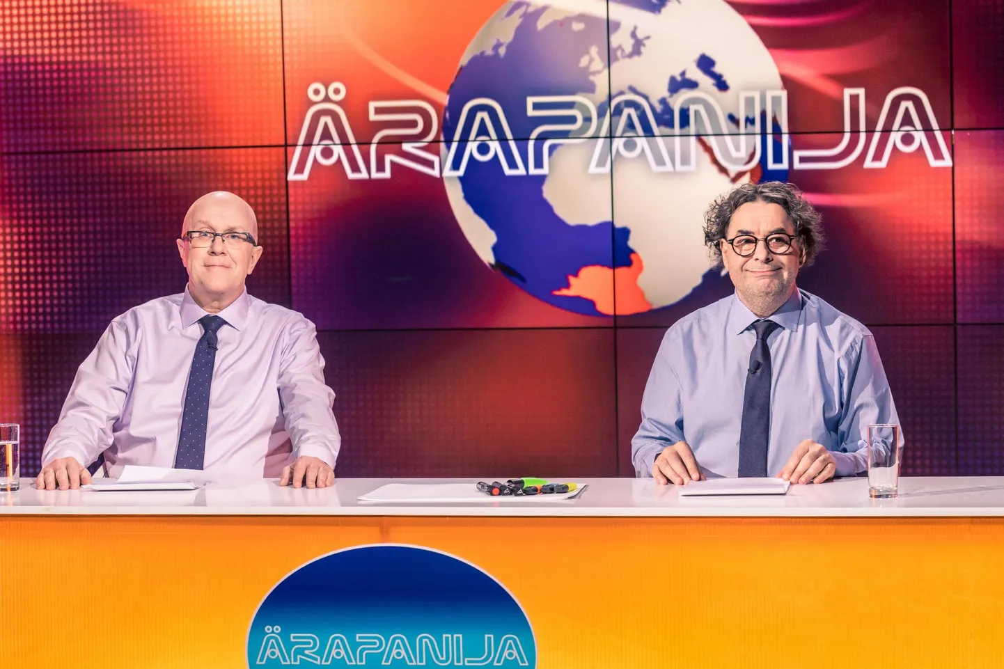 «Ärapanijas» tõmbavad aastale satiirilise joone alla Mart Juur ja Peeter Oja.