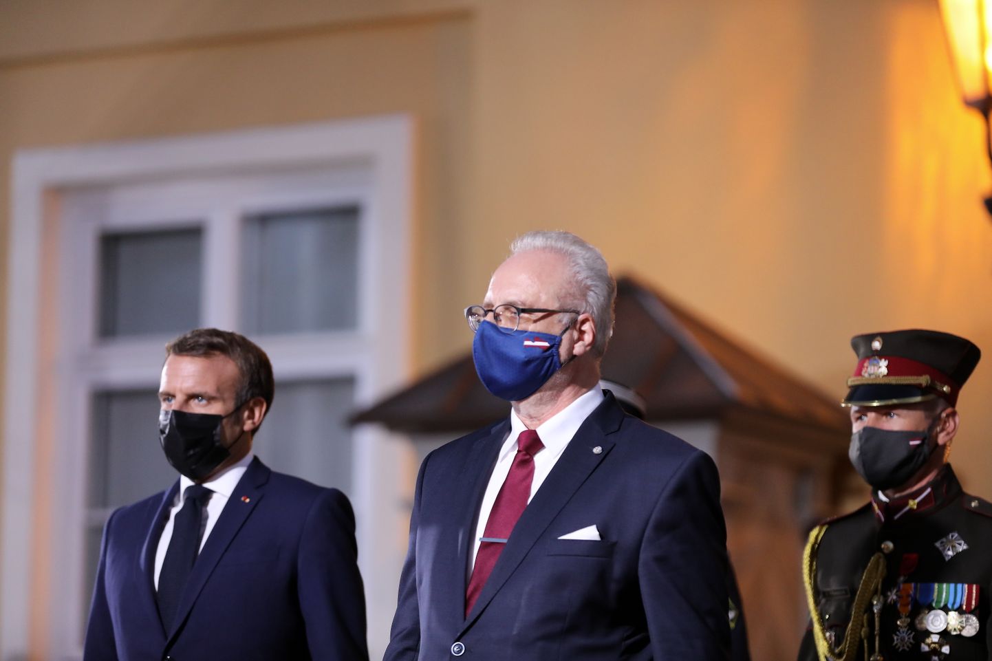 Latvijas prezidents Egils Levits (no labās) un Francijas prezidents Emanuels Makrons svinīgajā sagaidīšanas ceremonijā pie Rīgas pils vārtiem.