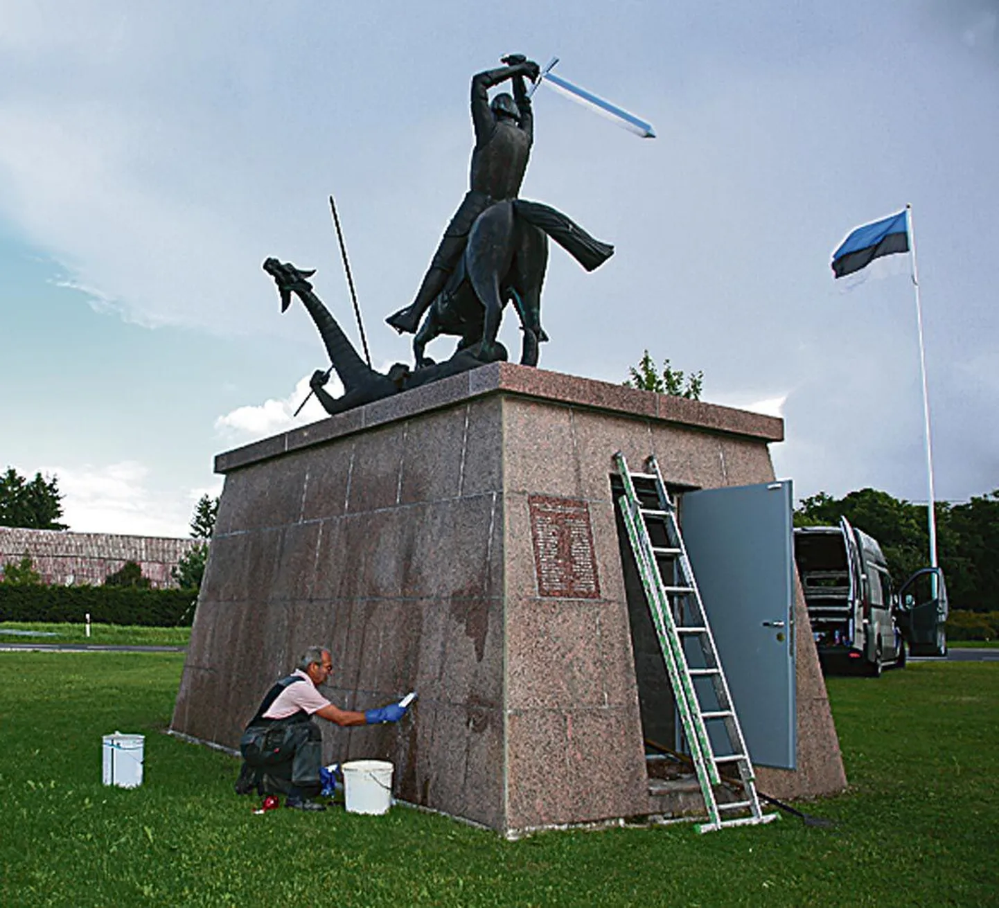 Eesti esimese ratsamonumendi avamisest Toris möödub 20. augustil kümme aastat, eile parandasid töömehed skulptuuri aluse vuuke.