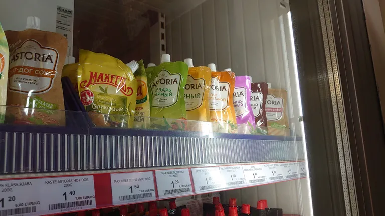 Российские продукты в продаже пока есть.