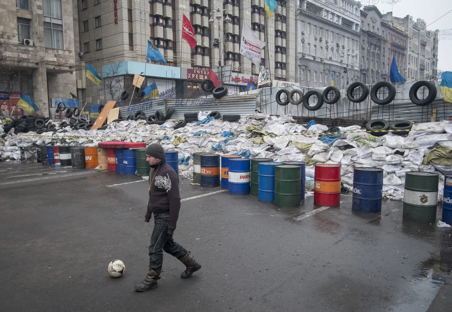 Ukraina eurointegratsiooni poolehoidja mängis Iseseisvuse väljakule püstitatud barikaadide juures eile jalgpalli.