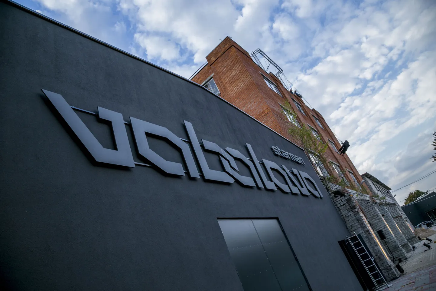 Telliskivi loomelinnakus avas uksed Vaba Lava avarate ja valgusküllaseks muudetud ruumidega modernne teatrimaja.