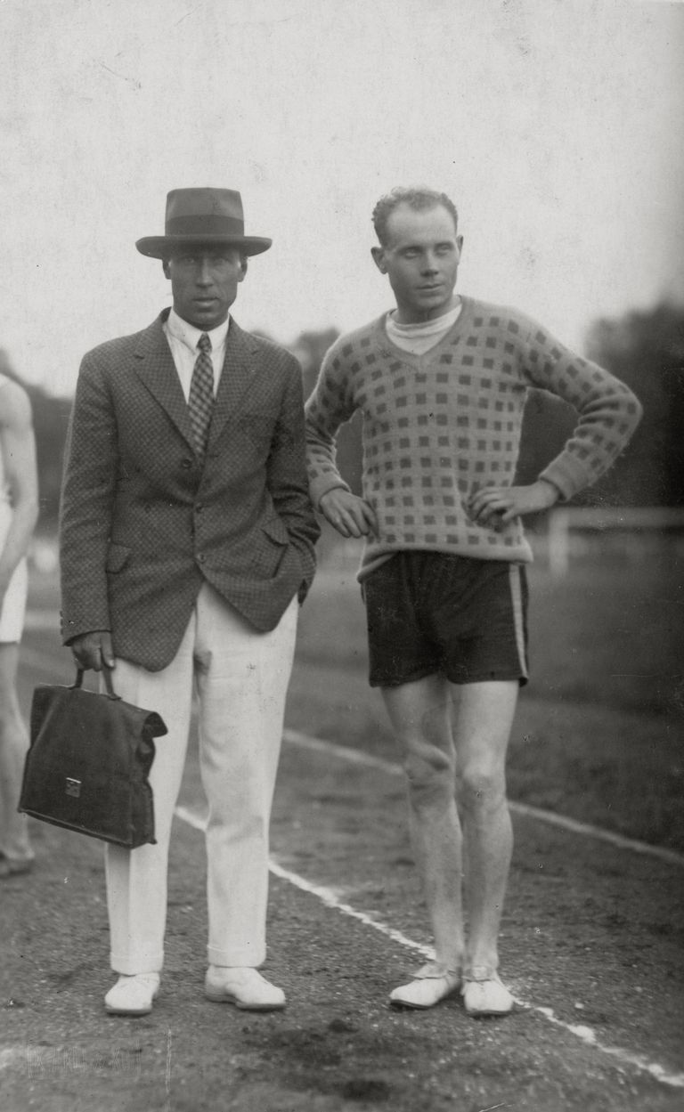Jüri Lossman (vasakul) koos Tallinna külastanud Soome jooksukuulsuse Paavo Nurmiga (1927).